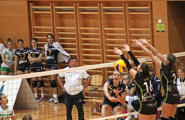 Novogoriška odbojkarica Sara Valenčič (v napadu) je z 19 
točkami bistveno prispevala k presenetljivi zmage Gen-I 
Volleyja proti Calcitu.