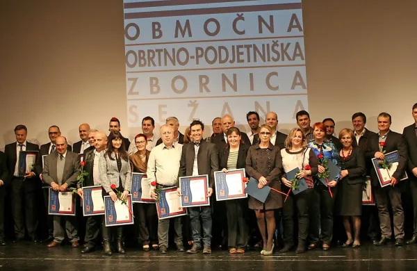 Predsednik sežanske območne obrtno-podjetniške zbornice Jerneje Bortolato (na fotografiji skrajno desno) je na petkovem srečanju podelil  posebna 
priznanja članom za kakovost izdelkov, storitev in inovatorske dosežke ter jubilejna priznanja  tridesetim jubilantom.  Prireditve se je udeležil tudi predsednik 
Obrno-podjetniške zbornice Slovenije Branko Meh (na fotografiji skrajno levo).