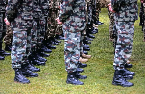 Ob policistih, ki so prejšnji teden začeli stavkati, so vse bolj 
nezadovoljni tudi vojaki. 