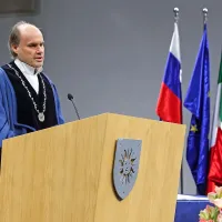 Rektor UP Draga Marušič je svoj slovesni nagovor ob vstopu 
v  drugi mandat na čelu ustanove začel in končal  z rokovsko 
zasedbo The Doors.