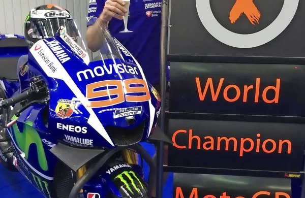 Jure Pellegrini ob dvokolesniku, s katerim je Jorge Lorenzo 
osvojil naslov prvaka.