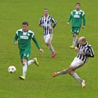 Rok Rener (v črno-belem dresu) je bil med najaktivnejšimi 
akterji na igrišču, a ni mogel preprečiti poraza Bilj proti 
Adrii.