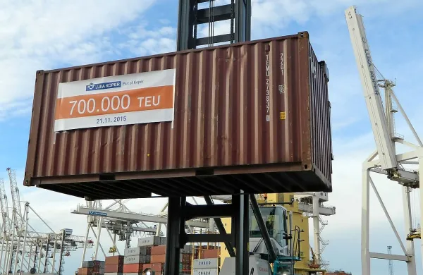 Zabojnik z okroglo številko so v noči na nedeljo pretovorili z 
ladje Asia kitajskega ladjarja China Shipping.