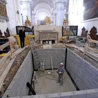  Škofovsko grobnico gradijo za prezbiterijem koprske stolnice. V njej bo prostora za pokop dvanajstih škofov.  