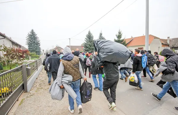 Makedonski predsednik Gjorge Ivanov je EU  zaprosil EU za 
pomoč v begunski krizi. Po njegovem mnenju je ključ rešitve 
problema v večjem nadzoru zunanjih meja EU.   