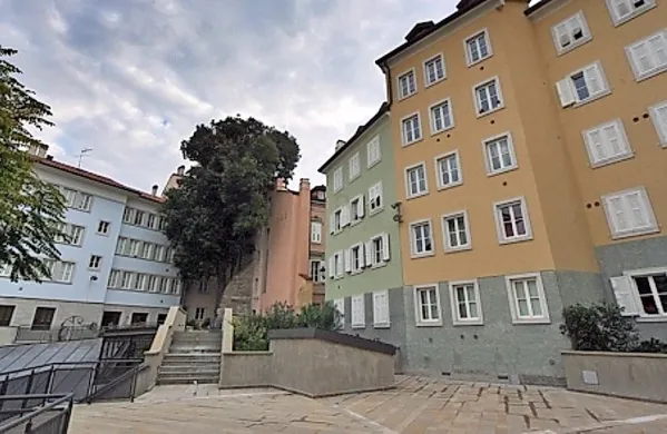Tržaška občina bo prihodnje leto v  mestnem središču (cona 
Urban - Ardiss) blizu trga Unitá oddala 61 stanovanj, na voljo 
bo približno 90 postelj.