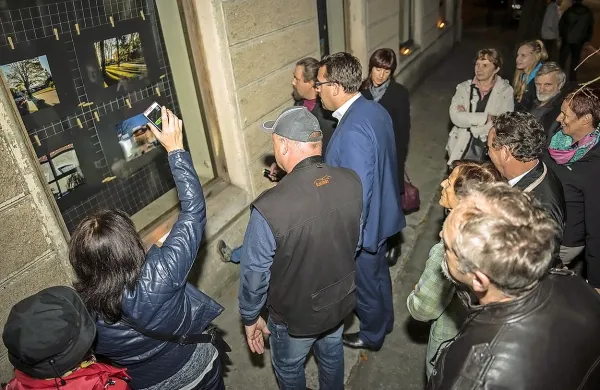 Fotografije razstave FD Veno Pilon krasijo lokale po Ajdovščini. 