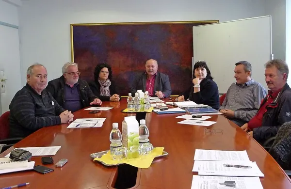 Zlatko Kalšnik, Nenad Vračič, Tamara Hlede, Slavko Vižintin, Elide Laginja, Sergej Pinter in Vojko Valič ne priznavajo sklepa matične OZS, ki je izključila vodstvo zbornice.