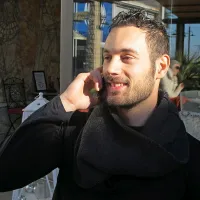   Andrejev telefon   pregoreva od klicev in sporočil.