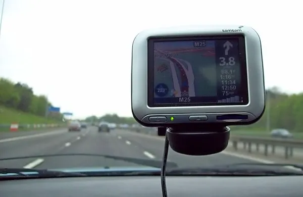 GPS naprave so  olajšale marsikatero pot, hkrati pa  je 
uporaba teh naprav odprla tudi nekatere dileme.   