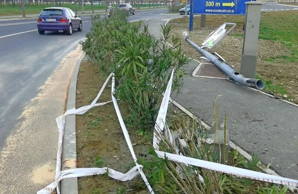 Z avtom zru&scaron;il obcestno svetilko