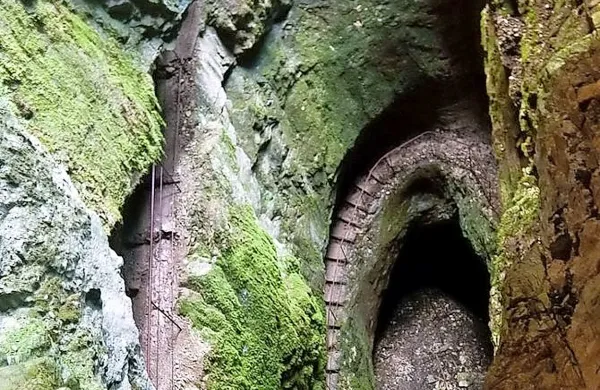 Spiralasti vhod v jamo Dimnice velja za enega najlepših 
vhodov v podzemlje na Slovenskem.