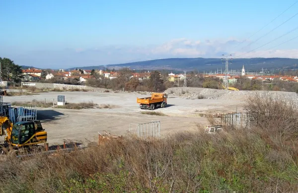 V okolico Divače je občina pred leti dovolila umestiti dve 
poslovni coni (na fotografiji cona Krumpak, druga je cona 
Risnik), ki sta še vedno nezasedeni. Ob prvi razgrnitvi 
osnutka novega občinskega prostorskega načrta pa se je s 
prošnjo za tretjo cono pojavila še zadruga Škorš. A jo je 
občina zavrnila. 



    