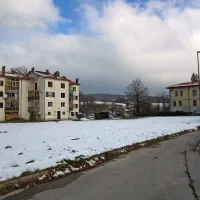 Parcela v Senožečah, kjer namerava uspešni lokalni obrtnik  
Damijan Cerkvenik zgraditi pritlični poslovni prostor, saj je s 
tujimi partnerji sklenil tako dober posel, da bo povečal 
proizvodnjo in zato tudi zaposlil deset domačinov. Krajevna 
skupnost pa mu pozidavo tega prostora, čeprav jo dovoljuje 
trenutni prostorski načrt,  ovira.  



    