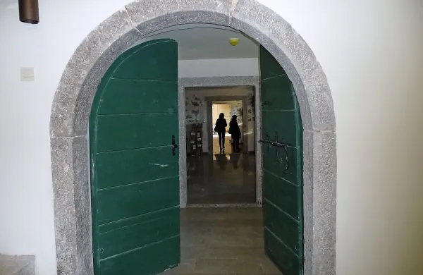 V notranjosti graščine so ohranili številne kamnite elemente in 
druge detajle.