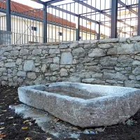 Med prenovo so očistili in postavili na vidno mesto kar nekaj 
starih elementov, med njimi tudi to veliko kamnito korito, ki 
zdaj stoji ob poti v nov muzej kulinarike (v ozadju).