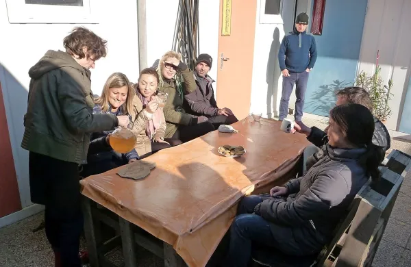 V dnevnem centru za odvisnike večkrat medse sprejmejo 
obiskovalce. 
