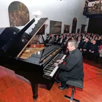 Na otvoritveni slovesnosti je po letu dni znova zazvenel tudi 
koncertni klavir, ki so ga v ponedeljek s pomočjo dvigala 
skozi balkonsko okno vrnili muzeju.
