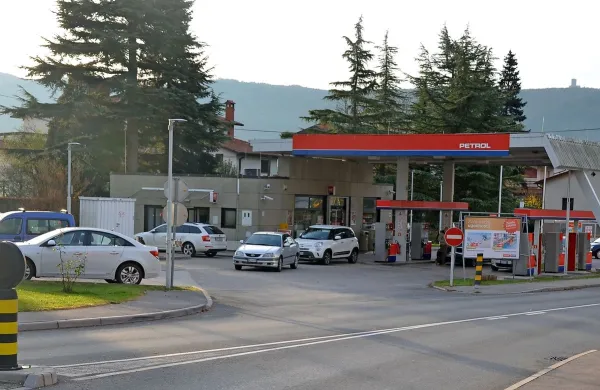   KS in občina načrtujeta, da bi na mestu, kjer je bencinski 
servis, uredili tržnico. 