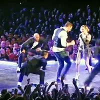 Postavni Andrej je koncert spremljal s parterja, v naslednjem 
trenutku je že plesal z Madonno na odru. 