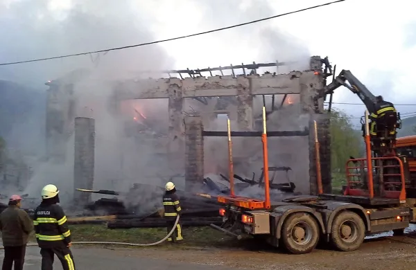 Zaradi hudih besed po aprilskem požaru sta se v dvorani 
bistriškega sodišča znašla soseda iz Zabič. 
