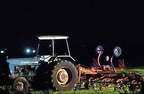V nesreči je izgubil življenje 63-letnik iz Mirna, ki ga je  
potegnilo v kolesje kmečkega stroja, priključenega na traktor.