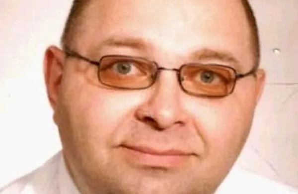 Nekdanji varnostnik Sintala Borut Hriberšek, ki je iz trezorja 
podjetja ukradel milijon evrov, bo moral po sodbi delovnega 
in socialnega sodišča v Ljubljani Sintalu plačati 7835 evrov 
obresti in stroškov.