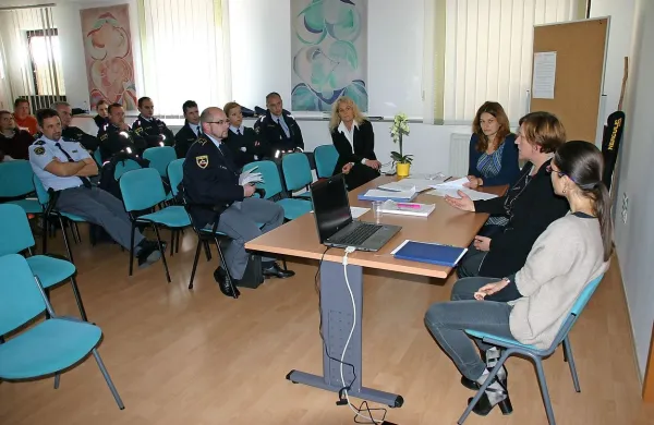 Preiskovalna sodnica Tatjana Cvetičanin (druga z desne) je 
udeležencem posveta pojasnila, kako odločajo sodniki.