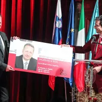 Župan Boris Popovič je od Luke Jurija prejel doživljenjsko 
vstopnico v muzej. Kolikokrat jo bo uporabil?