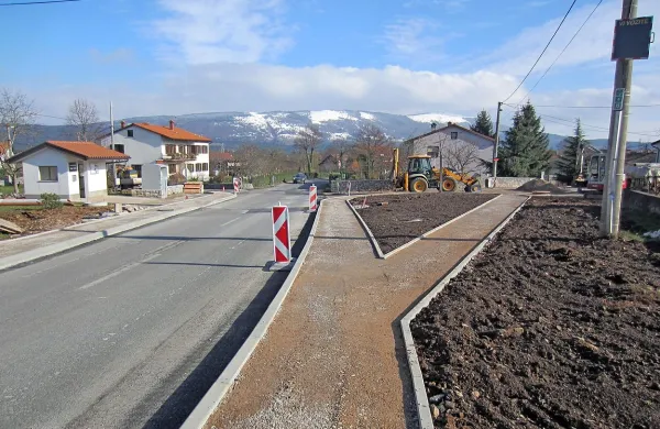 V Dolnjih Ležečah urejajo  avtobusni postajališči in prehod za 
pešce, premaknili pa bodo tudi enega od treh ekoloških 
otokov. 