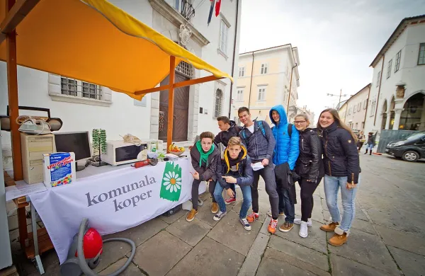 V Komunali Koper so k akciji Skupaj za boljšo družbo 
pristopili z današnjim prikazom na Titovem trgu.