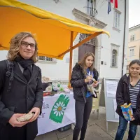V Komunali Koper so k akciji Skupaj za boljšo družbo 
pristopili z današnjim prikazom na Titovem trgu.