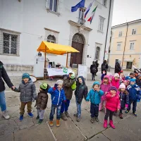 V Komunali Koper so k akciji Skupaj za boljšo družbo 
pristopili z današnjim prikazom na Titovem trgu.