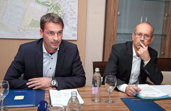 Direktor Marine Portorož Sebastjan Selan (levo) in predsednik  nadzornega sveta Bojan Petan sta se oborožila s tremi 
pravnimi mnenji, s katerimi bosta dokazovala svoj prav v 
sporu s piransko občino.