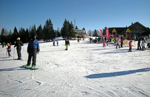 Cerkno bo uvodoma ponudilo zimsko veselje v  otroškem 
parku (desno)   in ob vlečnici Dolina (v ozadju). 
