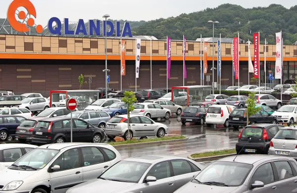 Osumljeni so na svoje žrtve prežali na parkiriščih trgovskih 
centrov.