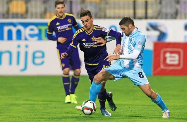 Gregor Bajde (v sredini, v dvoboju z Matijo Širokom) je le 
potrdil zmago vijolic.