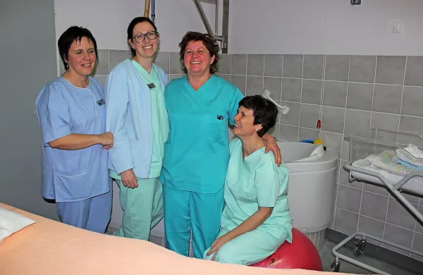  

Glavna sestra Jana Čelhar, babica Katja Šantelj, nekdanja 
babica, danes inštrumentarka Branka Bekš in babica Sonja 
Premrl (z leve) v sobi za porode v vodi. 

