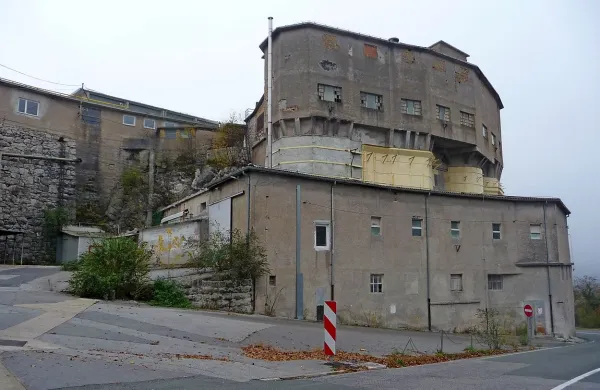 Podjetje še nima načrtov, kaj z mnogimi praznimi stavbami na 
robu kompleksa.