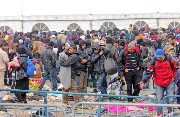 Vodilni funkcionarji EU naj bi že oktobra zaprosili ZDA, naj 
pomagajo pri  veliki begunski in migrantski krizi z vojaškim 
sodelovanjem v Sredozemlju proti tihotapcem ljudi, s pritiskom na arabske zaveznice, da sprejmejo več ljudi in tudi da 
jih ZDA sprejmejo več.