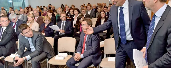 Ministra Dušana Mramorja (desno) je med predstavnike delodajalcev na nedavno razpravo o spremembah davčnega sistema pospremil generalni 
sekretar njihovega združenja Jože Smole.