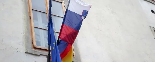  Podobnih mašil, čeprav z zastavami v ustavnem razmerju, je 
po Idriji več. Fotografirano na knjižnici pa so že odstranili.