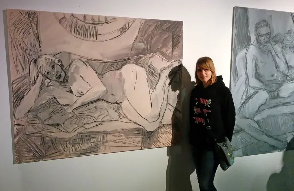 Suzana Švent je za 18 aktov, ki jih razstavlja v Galeriji Tir na 
Mostovni, izbrala različne tehnike, prednjači pa oglje.