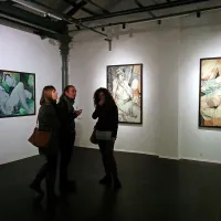 Podobe golih teles je Šventova “otoplila” s pastelnimi barvami.