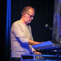 S 30 let starej&scaron;im Desetim bratom nazaj v osemdeseta (foto)