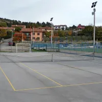 V KS Dekani pravijo, da so na betonsko igrišče namestili mrežo za tenis, ker so prejeli pobudo 
krajanov, ki so si to očitno želeli.