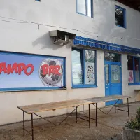 Kaže, da dogajanje v Kampo baru ob nogometnem igrišču v 
Dekanih nekaterim domačinom krati nočni spanec. 