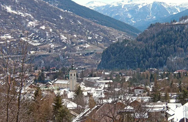 Italijanska policija je na hitrem vlaku v Bardonecchii (na 
fotografiji) na meji s Francijo nedavno prijela 22-letnega 
Afganistanca, pri katerem so našli 23 telefonskih kartic s 
fotografijami iz vojne v Siriji in Iraku. 