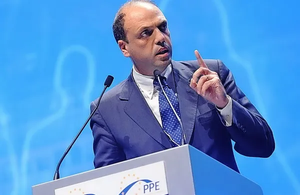 Italijanski notranji minister Angelino Alfano je napovedal, da 
bodo v državi zaprli nezakonita muslimanska svetišča.
