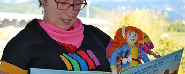 Trijezična pravljica Zgodba o Luni avtorice Mojce Stubelj Ars je  izšla  v treh novih   jezikovnih kombinacijah ... 